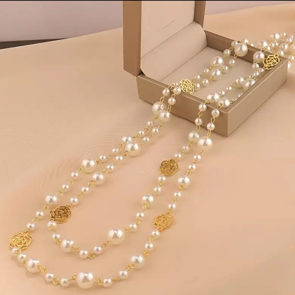 Elegant Pearl and Gold Necklace - Picture 4 of 6
